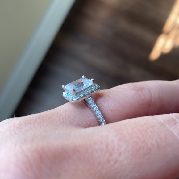 Cubic zirconia emerald cut ring - Picture 2 of 7